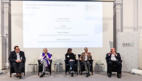 Podiumsdiskussion mit 5 Personen beim Brennpunkt Onkologie "Arbeiten mit und nach Krebs"