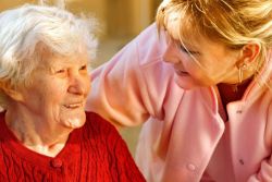 Pflegerin kümmert sich um ältere Frau
